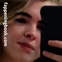 Benee Naakt
