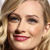 Beth Behrs Naakt