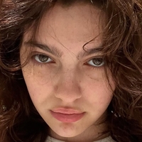 Emily Carey Naakt