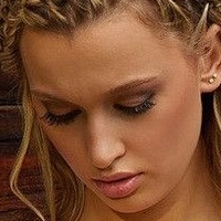 Karolina Benefield Naakt