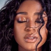 Normani Naakt